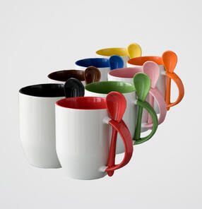 Con Cuchara Taza blanca con fondo, asa y cuchara de colores. Capacidad: 11 oz